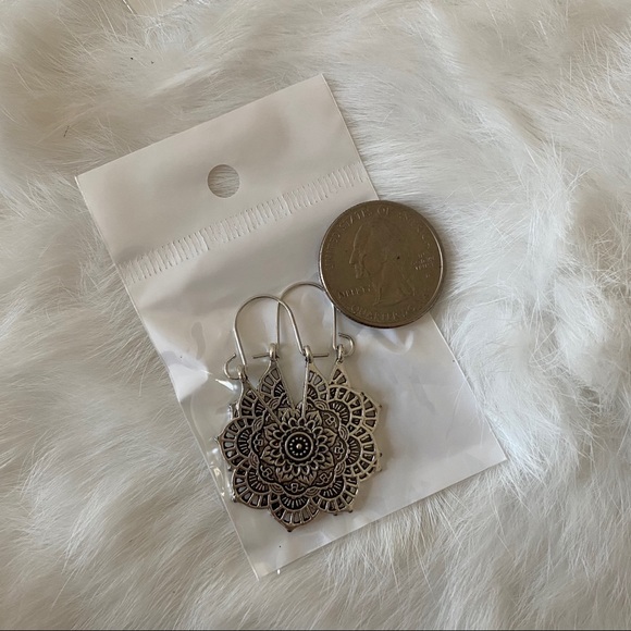 Iris Earrings in Silver - Picture 3 of 5